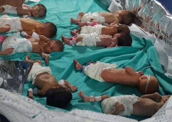Πρόωρα νεογνά σε αυτοσχέδια θερμοκοιτίδα στο νοσοκομείο Αλ Σίφα της Γάζας, το οποίο αντιμετωπίζει σοβαρά προβλήματα ηλεκτροδότησης (φωτ.: Twitter / Times of Gaza)