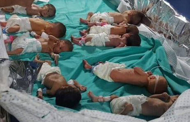 Πρόωρα νεογνά σε αυτοσχέδια θερμοκοιτίδα στο νοσοκομείο Αλ Σίφα της Γάζας, το οποίο αντιμετωπίζει σοβαρά προβλήματα ηλεκτροδότησης (φωτ.: Twitter / Times of Gaza)