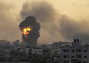 Φλόγες και καπνός υψώνονται στον ουρανό της Γάζας, μετά από ισραηλινό χτύπημα στη γειτονιά Ταλ Αλ Χάουα (φωτ.: EPA/Mohammed Saber)
