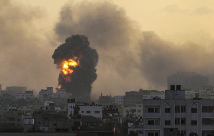 Φλόγες και καπνός υψώνονται στον ουρανό της Γάζας, μετά από ισραηλινό χτύπημα στη γειτονιά Ταλ Αλ Χάουα (φωτ.: EPA/Mohammed Saber)