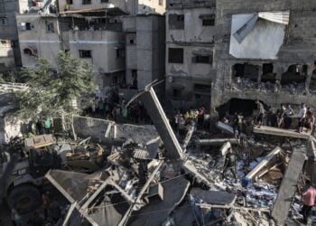 Παλαιστίνιοι αναζητούν ανθρώπους ανάμεσα στα ερείπια μετά από ισραηλινό χτύπημα στον καταυλισμό Χαν Γιουνίς, στη νότια Γάζα (φωτ.: EPA/Haitham Imad)