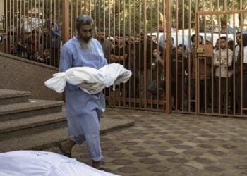 Νοσηλευτής στην αυλή του νοσοκομείου Νασέρ στη Χαν Γιουνίς, κρατά τη σορό ενός παιδιού, θύμα του πλήγματος στον καταυλισμό της Τζαμπαλίγια (φωτ.: EPA/Haitham Imad)