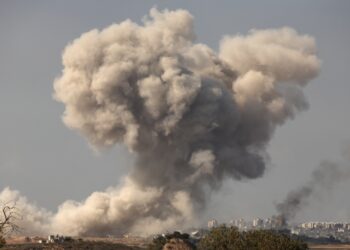 Καπνός υψώνεται μετά από ισραηλινά χτυπήαμτα πάνω από περιοχή στη βόρεια Γάζα, όπως φαίνεται από την ισραηλινή πόλη Σντερότ (φωτ.: EPA/Atef Safadi)