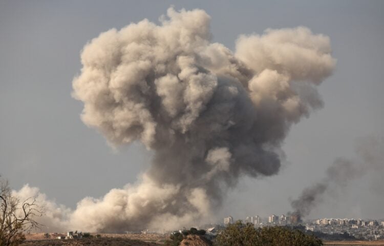 Καπνός υψώνεται μετά από ισραηλινά χτυπήαμτα πάνω από περιοχή στη βόρεια Γάζα, όπως φαίνεται από την ισραηλινή πόλη Σντερότ (φωτ.: EPA/Atef Safadi)
