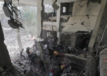 Παλαιστίνιοι ερευνούν για επιζώντες ανάμεσα στα ερείπια κτηρίου μετά από ισραηλινή επιδρομή στη Χαν Γιουνίς, στη νότια Γάζα (φωτ.: EPA/Mohammed Saber)