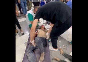 Ασθενείς στο πάτωμα στο νοσοκομείο Αλ Σίφα, όπως μεταδίδει βίντεο που δημοσιεύτηκε στο Χ (φωτ.: Χ/Gaza Notifications)