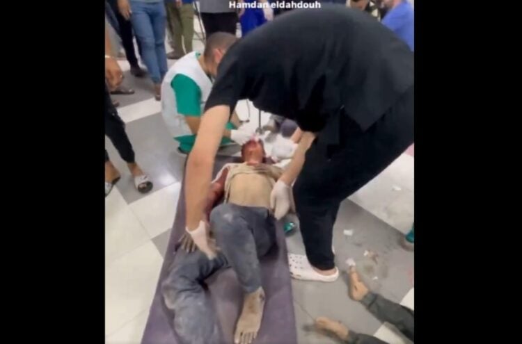 Ασθενείς στο πάτωμα στο νοσοκομείο Αλ Σίφα, όπως μεταδίδει βίντεο που δημοσιεύτηκε στο Χ (φωτ.: Χ/Gaza Notifications)