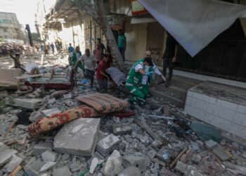 Σορός απομακρύνεται από τα ερείπια μετά από ισραηλινό χτύπημα σε γειτονιά της Γάζας (φωτ.: EPA/Mohammed Saber)