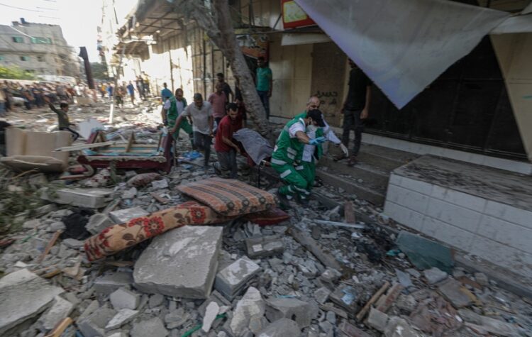 Σορός απομακρύνεται από τα ερείπια μετά από ισραηλινό χτύπημα σε γειτονιά της Γάζας (φωτ.: EPA/Mohammed Saber)