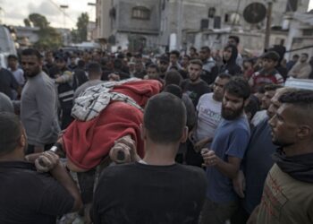 Παλαιστίνιοι απομακρύνουν μια τραυματία μετά από το ισραηλινό πλήγμα στον καταυλισμό Χαν Γιουνίς, στη νότια Γάζα (φωτ.: EPA/Haitham Imad)