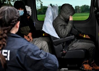 Έφηβοι κρατούνται σε όχημα της αστυνομίας στη διάρκεια ελέγχου (φωτ. αρχείου: EPA/Filip Singer)