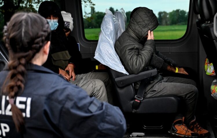 Έφηβοι κρατούνται σε όχημα της αστυνομίας στη διάρκεια ελέγχου (φωτ. αρχείου: EPA/Filip Singer)