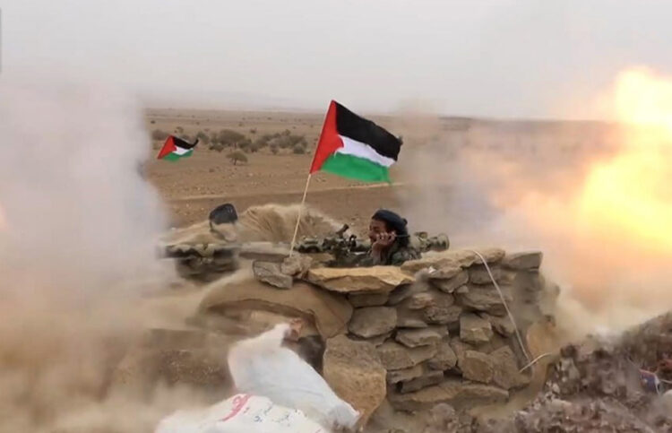 Πολεμιστές Χούθι με παλαιστινιακή σημαία (φωτ.: ΕΡΑ / Houthis Media Center)