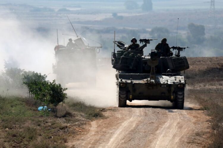 Ισραηλινή μονάδα κινείται προς τα σύνορα με τη Λωρίδα της Γάζας, στο νότιο Ισραήλ (φωτ.: EPA/ ATEF SAFADI)