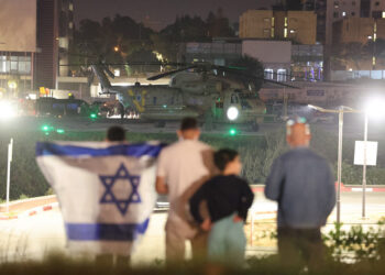 Ισραηλινοί περιμένουν την απελευθέρωση παιδιών από τη Χαμάς (φωτ.: EPA / Abir Sultan)