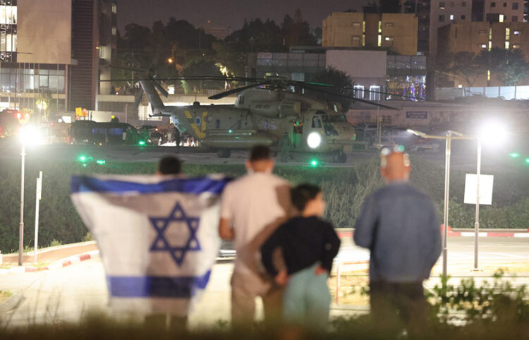 Ισραηλινοί περιμένουν την απελευθέρωση παιδιών από τη Χαμάς (φωτ.: EPA / Abir Sultan)