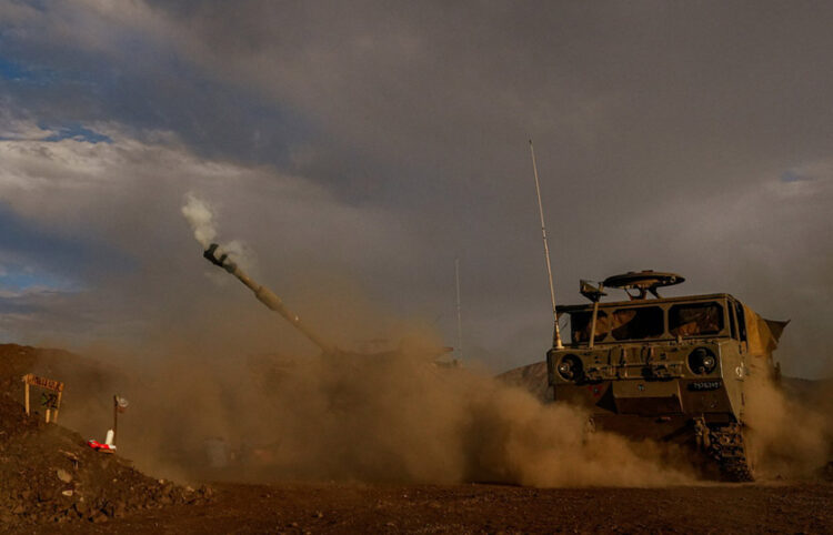 Βολή του ισραηλινού πυροβολικού κατά τη διάρκεια άσκησης στα Υψώματα του Γκολάν κοντά στα σύνορα με τον Λίβανο (φωτ.: EPA / Ayal Margolin Israel Out)