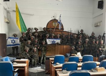 Η φωτογραφία των Ισραηλινών στρατιωτών με τη σημαία τους μέσα στο κοινοβούλιο της Χαμάς (φωτ.: Χ/OSINTdefender)