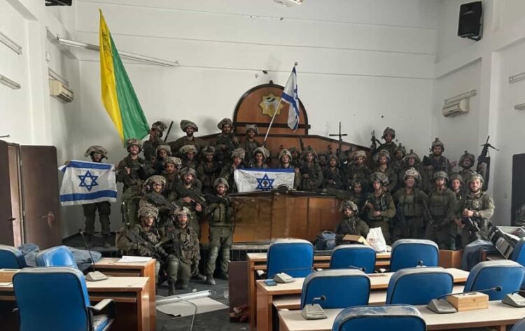 Η φωτογραφία των Ισραηλινών στρατιωτών με τη σημαία τους μέσα στο κοινοβούλιο της Χαμάς (φωτ.: Χ/OSINTdefender)