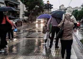 Βροχή σε γειτονιά της Αθήνας (φωτ.: EUROKINISSI / Γιώργος Κονταρίνης)