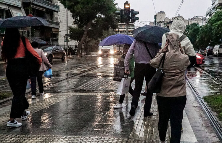 Βροχή σε γειτονιά της Αθήνας (φωτ.: EUROKINISSI / Γιώργος Κονταρίνης)