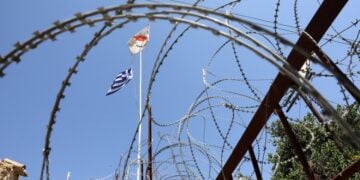 Οι σημαίες της Ελλάδας και της Κύπρου μέσα από τα συρματοπλέγματα της Λευκωσίας (φωτ.: ΕΡΑ/Κάτια Χριστοδούλου)