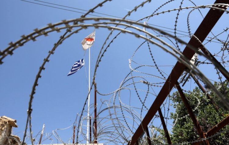 Οι σημαίες της Ελλάδας και της Κύπρου μέσα από τα συρματοπλέγματα της Λευκωσίας (φωτ.: ΕΡΑ/Κάτια Χριστοδούλου)