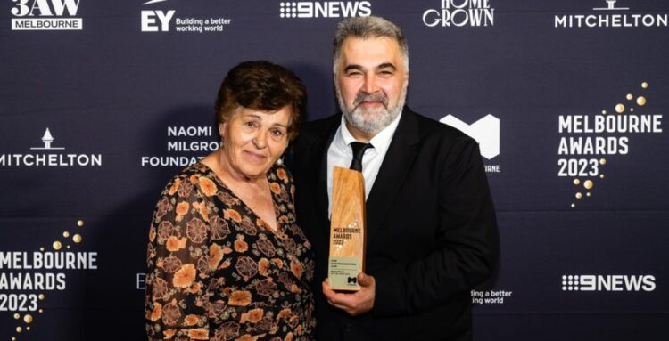 Ο Κωνσταντίνος Καραπαναγιωτίδης με τη μητέρα του, Σία, μετά την παραλαβή του βραβείου (φωτ.: facebook/Kon Karapanagiotidis)