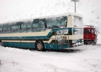 Τουριστικό λεωφορείο κολλημένο στα χιόνια (φωτ. αρχείου: EUROKINISSI/Βαγγέλης Μπουγιώτης)