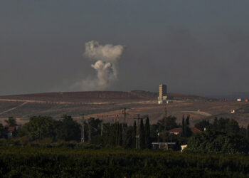 Βολή από το ισραηλινό πυροβολικό στο έδαφος του Λιβάνου (φωτ.: EPA / Ayal Margolin Israel Out)
