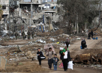 Παλαιστίνιοι ανάμεσα σε συντρίμμια στη Λωρίδα της Γάζας, κατευθύνονται από το βόρειο στο νότιο τμήμα του θύλακα (φωτ.: EPA / Mohammed Saber)