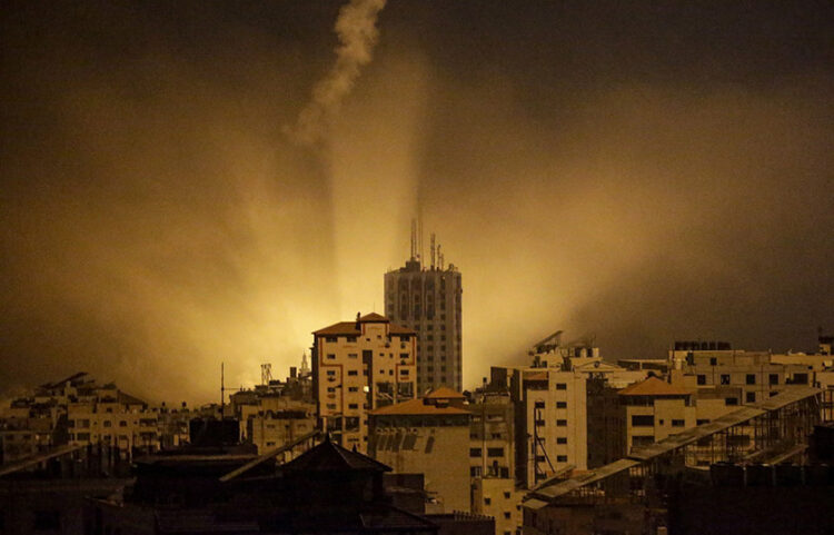 Οι φωτοβολίδες του ισραηλινού στρατού φωτίζουν τον ουρανό πάνω από τη δυτική Γάζα (φωτ.: EPA / Mohammed Saber)