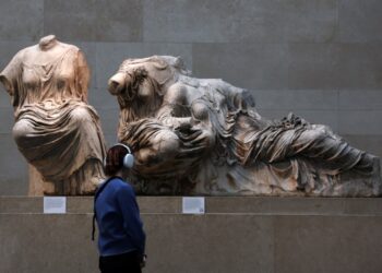 Επισκέπτρια ακούει την ξενάγηση για τα Γλυπτά του Παρθενώνα στο Βρετανικό Μουσείο (φωτ.: EPA/Andy Rain)