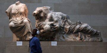 Επισκέπτρια ακούει την ξενάγηση για τα Γλυπτά του Παρθενώνα στο Βρετανικό Μουσείο (φωτ.: EPA/Andy Rain)