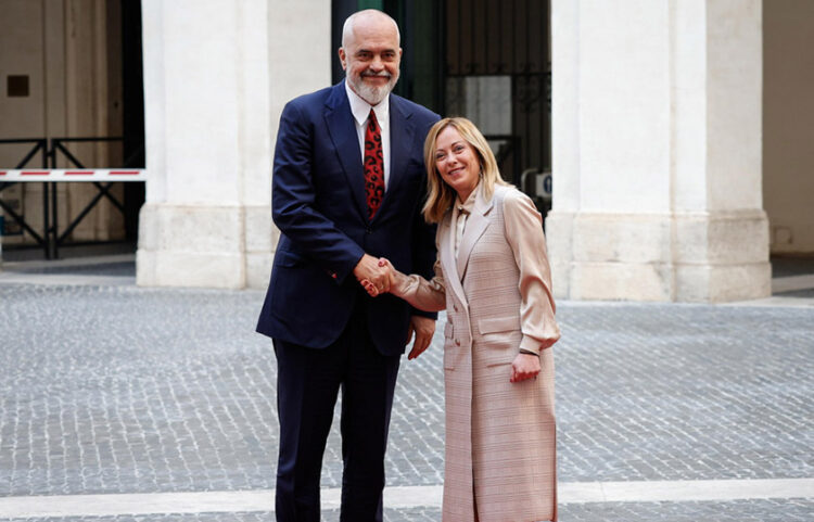 Η Τζόρτζια Μελόνι υποδέχεται στη Ρώμη, στο Παλάτσο Κίτζι, τον Έντι Ράμα (φωτ.: EPA / Giuseppe Lami)