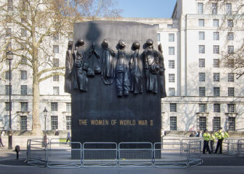 Το μνημείο που τοποθετήθηκε το 2005 στο Λονδίνο αναδεικνύει το ρόλο των γυναικών κατά τη διάρκεια του Β’ Παγκόσμιου Πολέμου, καθώς κλήθηκαν να αναπληρώσουν τις θέσεις των εργατών που εστάλησαν στο μέτωπο (πηγή: Wikipedia / Neptuul)