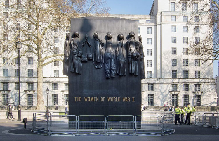 Το μνημείο που τοποθετήθηκε το 2005 στο Λονδίνο αναδεικνύει το ρόλο των γυναικών κατά τη διάρκεια του Β’ Παγκόσμιου Πολέμου, καθώς κλήθηκαν να αναπληρώσουν τις θέσεις των εργατών που εστάλησαν στο μέτωπο (πηγή: Wikipedia / Neptuul)