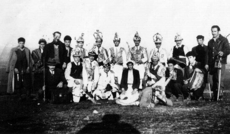Φωτογραφία εποχής με τους Μωμόγερους του Καρυοχωρίου Κοζάνης (φωτ.: «Ποντιακή Εστία»)