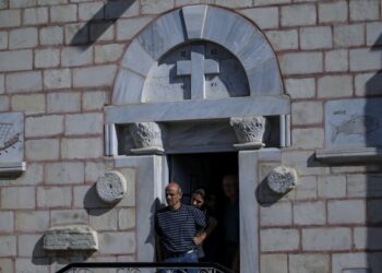 Χριστιανοί εξέρχονται από τη μονή του Αγίου Πορφυρίου στη Γάζα μετά από ισραηλινό πυραυλικό χτύπημα στην περιοχή, το οποίο στοίχισε τη ζωή σε τουλάχιστον 18 ανθρώπους, στις 20 Οκτωβρίου (φωτ.: EPA/Mohammed Saber)