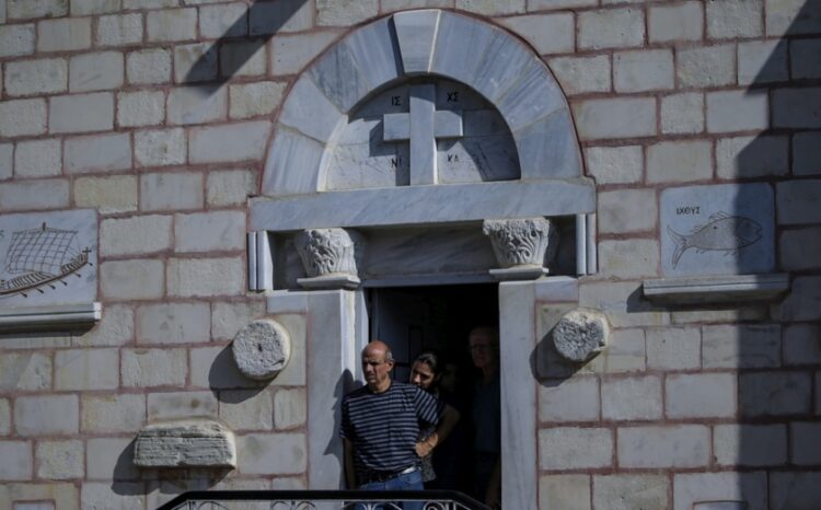 Χριστιανοί εξέρχονται από τη μονή του Αγίου Πορφυρίου στη Γάζα μετά από ισραηλινό πυραυλικό χτύπημα στην περιοχή, το οποίο στοίχισε τη ζωή σε τουλάχιστον 18 ανθρώπους, στις 20 Οκτωβρίου (φωτ.: EPA/Mohammed Saber)