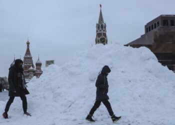 Πολίτες περνούν δίπλα από σωρούς χιονιού στην Κόκκινη Πλατεία της Μόσχας τον Δεκέμβριο του 2022 (φωτ.: EPA/Maxim Shipenkov)