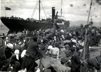 Έλληνες πρόσφυγες στο λιμάνι των Μουδανιών στη Μικρά Ασία, στις 28 Αυγούστου 1922 (φωτ.:  Αρχείο της Εταιρείας Φίλων του Λαού, Αθήνα)