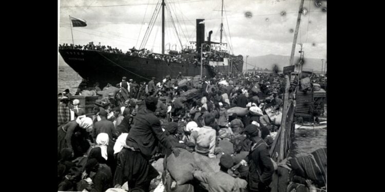 Έλληνες πρόσφυγες στο λιμάνι των Μουδανιών στη Μικρά Ασία, στις 28 Αυγούστου 1922 (φωτ.:  Αρχείο της Εταιρείας Φίλων του Λαού, Αθήνα)