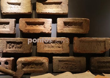 «Ερυθραία», «Λυθρί» αναγράφεται μεταξύ άλλους στις πλίνθους που βρίσκονται στις προθήκες του Μουσείου Προσφυγικού Ελληνισμού (φωτ.: Κώστας Κατσίγιαννης)