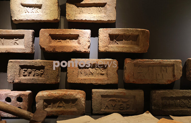 «Ερυθραία», «Λυθρί» αναγράφεται μεταξύ άλλους στους πλίνθους που βρίσκονται στις προθήκες του Μουσείου Προσφυγικού Ελληνισμού (φωτ.: Κώστας Κατσίγιαννης)