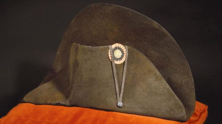 Το καπέλο του Ναπολέοντα που πρόκειται να δημοπρατηθεί σήμερα (φωτ.: Οίκος δημοπρασιών Osenat)