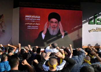 Υποστηρικτές της Χεζμπολάχ παρακολουθούν την ομιλία του ηγέτης της οργάνωσης Σαγέντ Χάσαν Νασράλα (φωτ.: EPA / Wael Hamzeh)