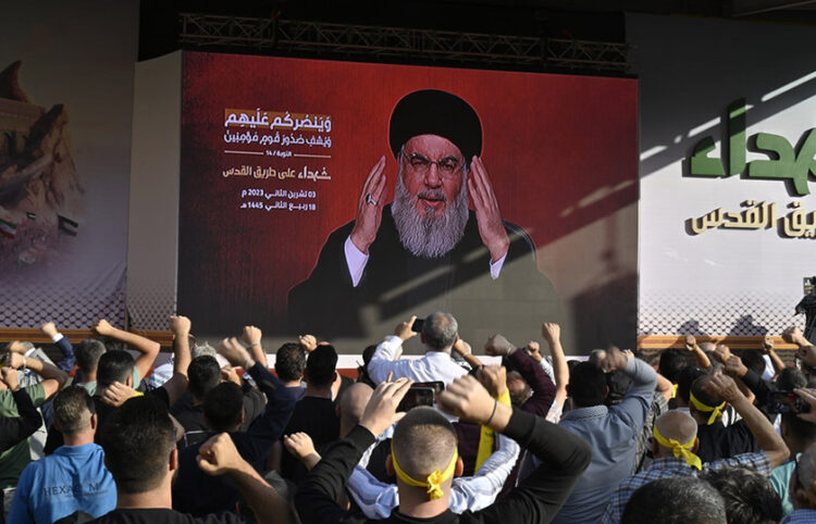 Υποστηρικτές της Χεζμπολάχ παρακολουθούν την ομιλία του ηγέτης της οργάνωσης Σαγέντ Χάσαν Νασράλα (φωτ.: EPA / Wael Hamzeh)