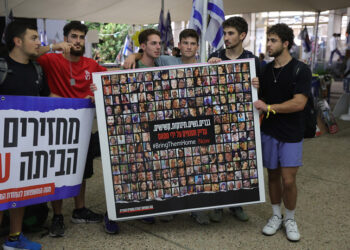 Αφίσα με τις φωτογραφίες των απαχθέντων από τη Χαμάς, έξω από το μουσείο του Τελ Αβίβ (φωτ.: EPA / Abir Sultan)