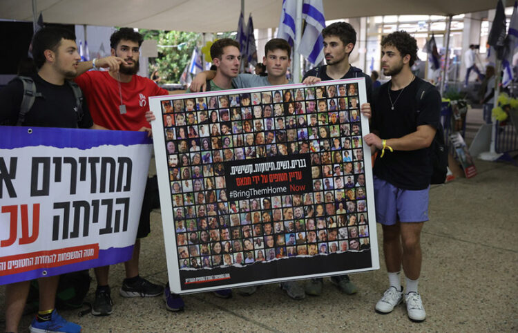 Αφίσα με τις φωτογραφίες των απαχθέντων από τη Χαμάς, έξω από το μουσείο του Τελ Αβίβ (φωτ.: EPA / Abir Sultan)
